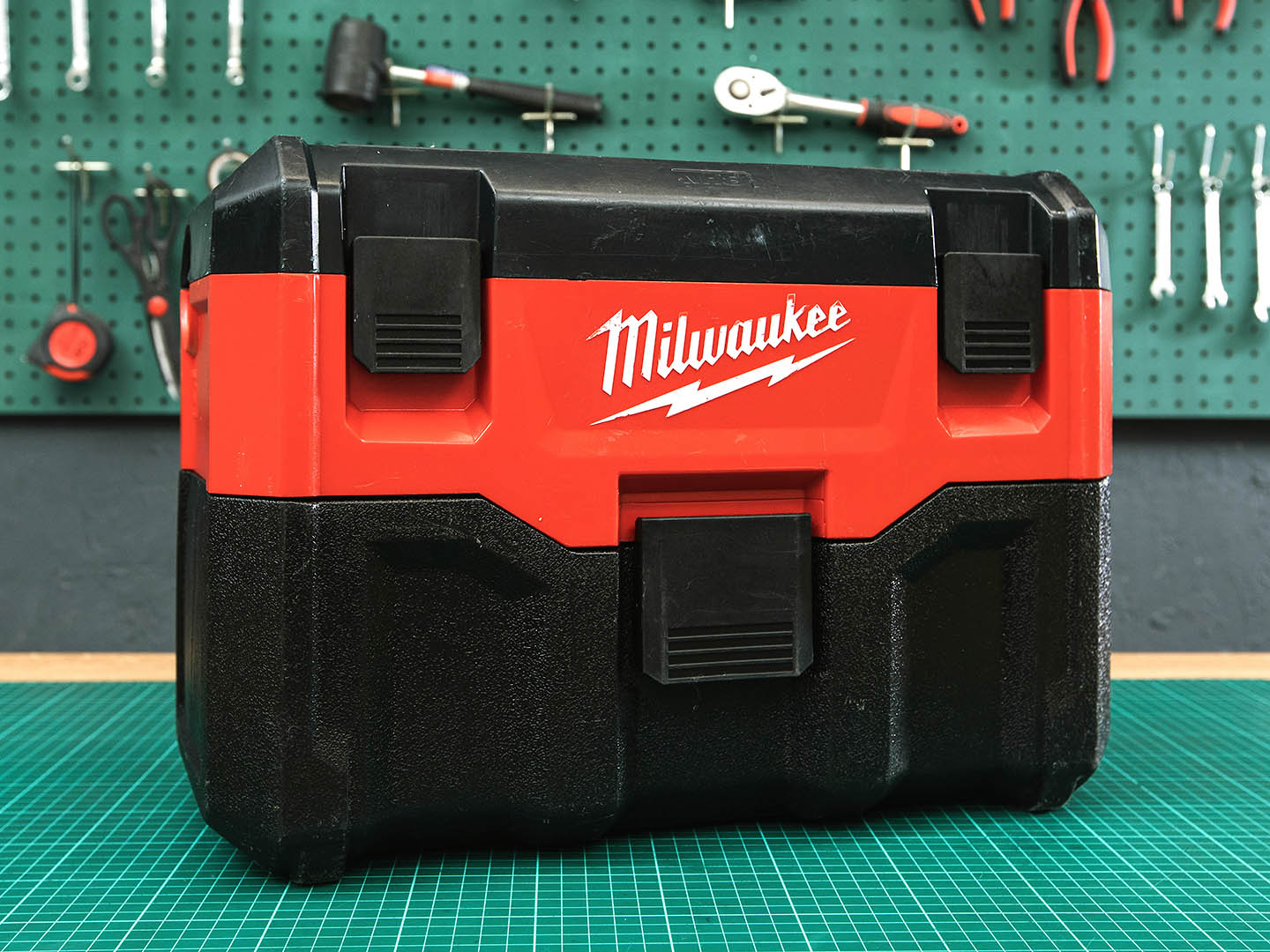 Аккумуляторный пылесос Milwaukee M18 VC-2  (06-10033)