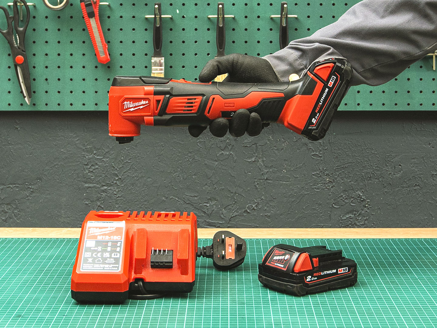 Аккумуляторный компактный мультитул Milwaukee M18 BMT  (03-04053)