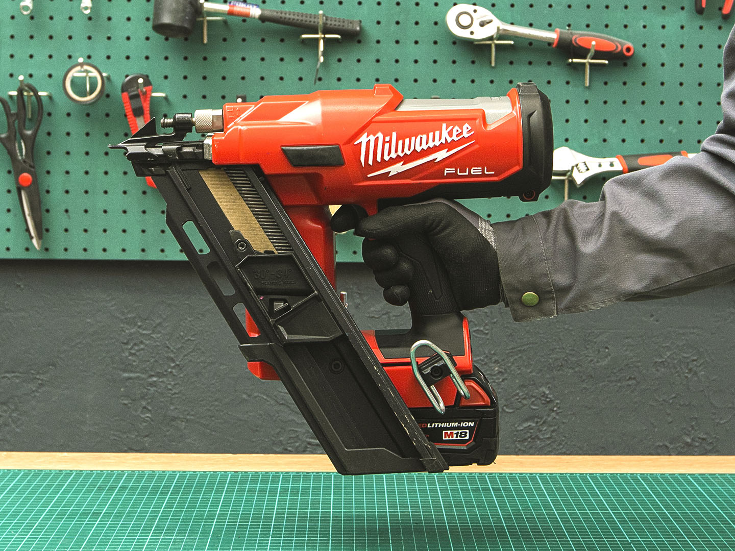 Аккумуляторный гвоздезабиватель Milwaukee M18 FFN  (03-26043)